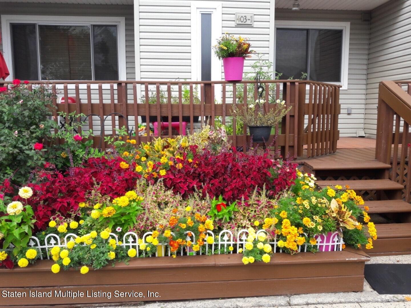 a street sign that is in front of flowers