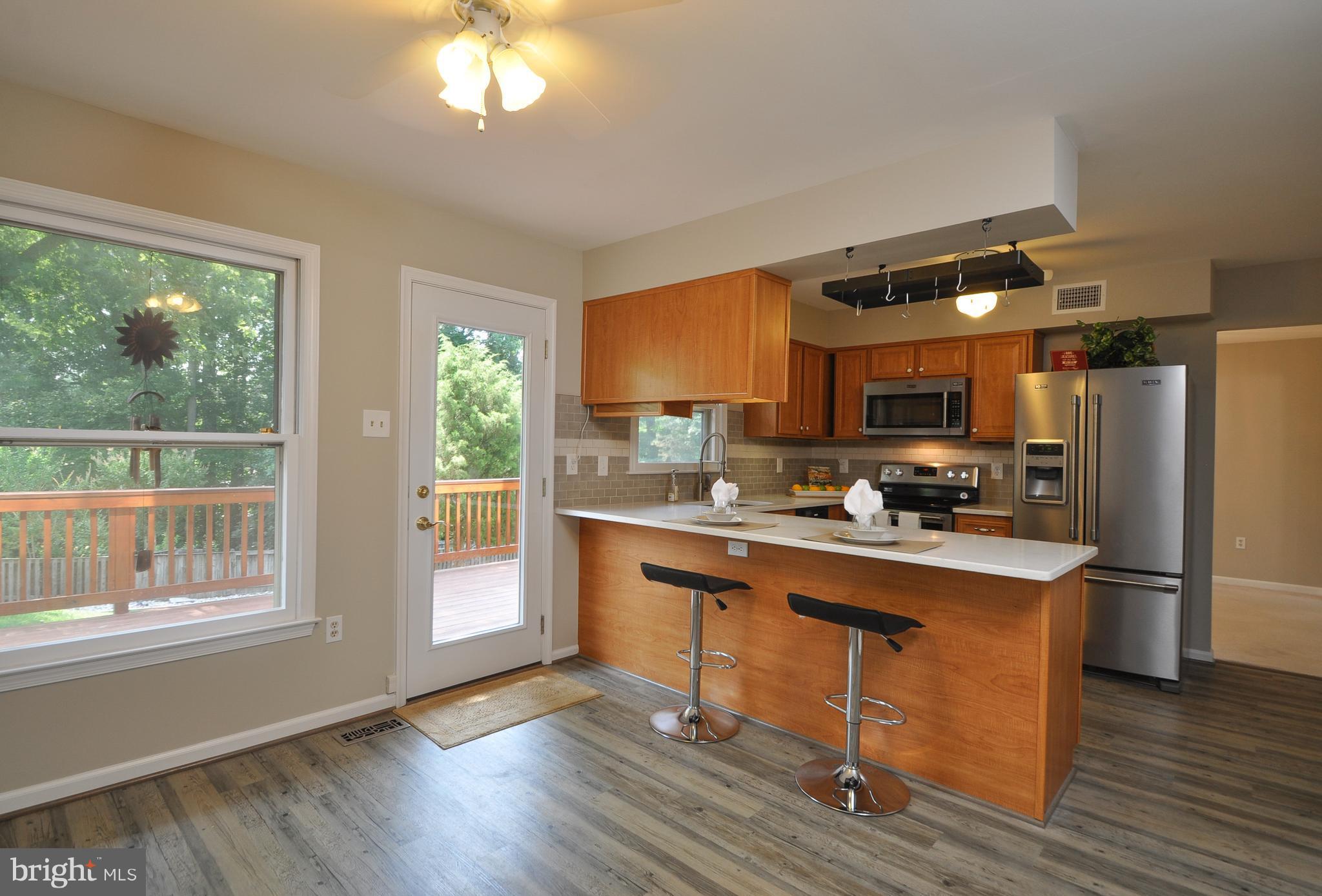 6917 Raspberry Plain Place Springfield, VA 22153 - Photo 10 of 28 Kitchen with counter and eat-in area