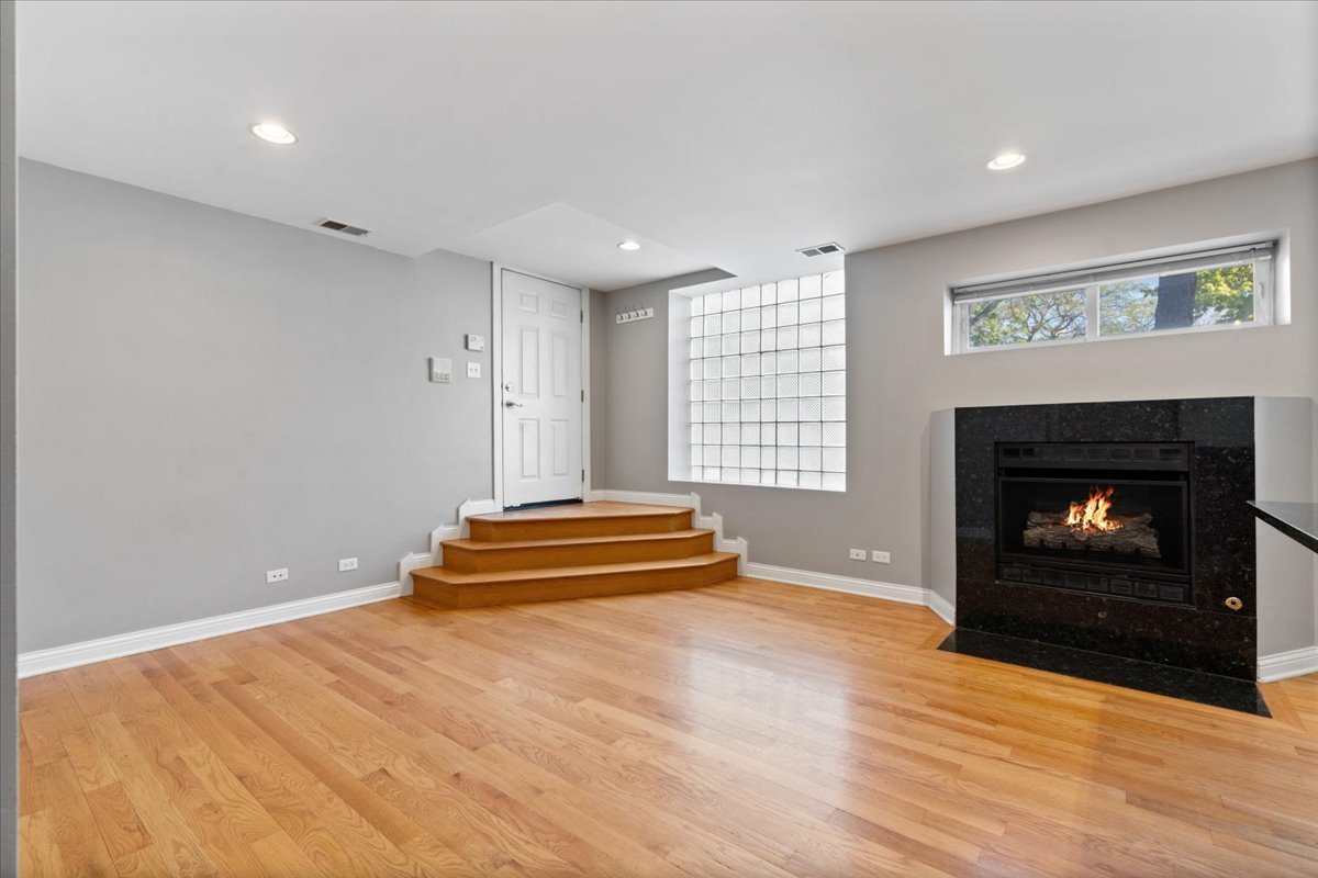 2307 West Haddon Avenue, Unit A Chicago, IL 60622 - Photo 4 of 17