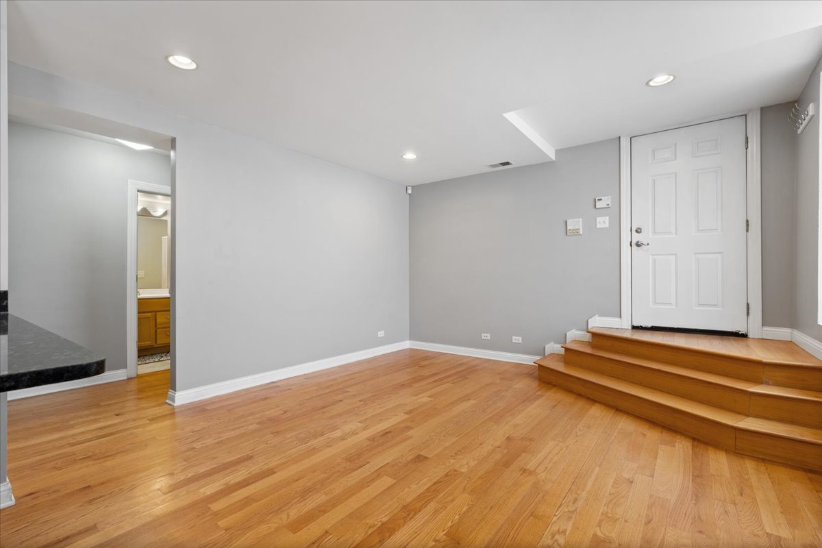 2307 West Haddon Avenue, Unit A Chicago, IL 60622 - Photo 5 of 17
