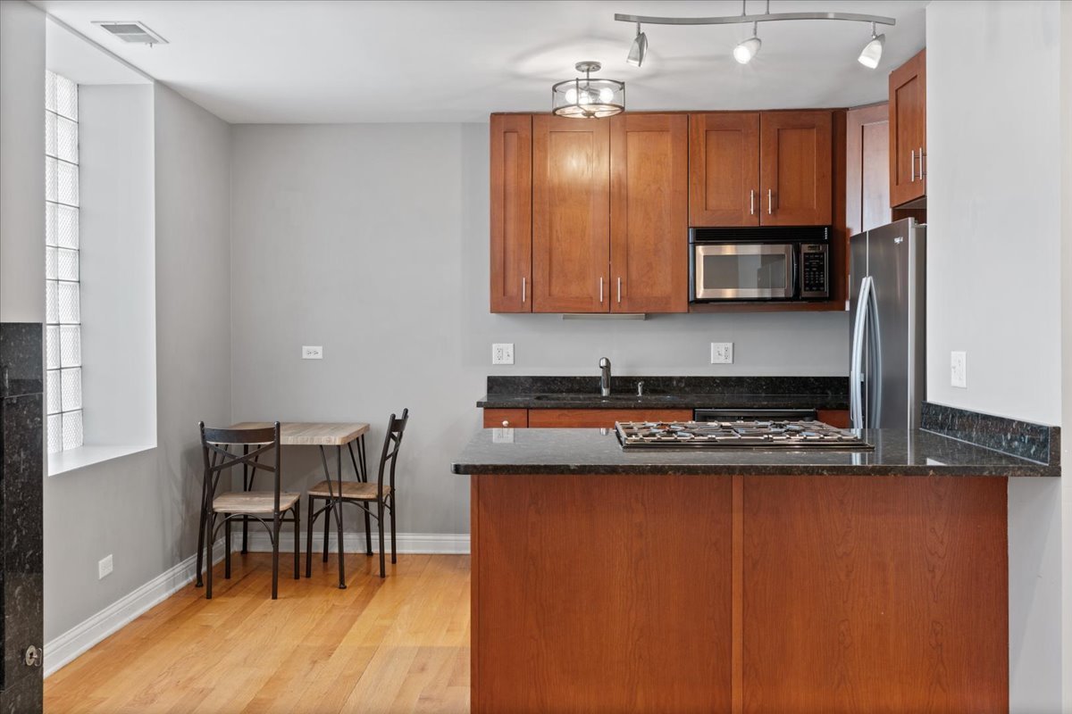 2307 West Haddon Avenue, Unit A Chicago, IL 60622 - Photo 7 of 17
