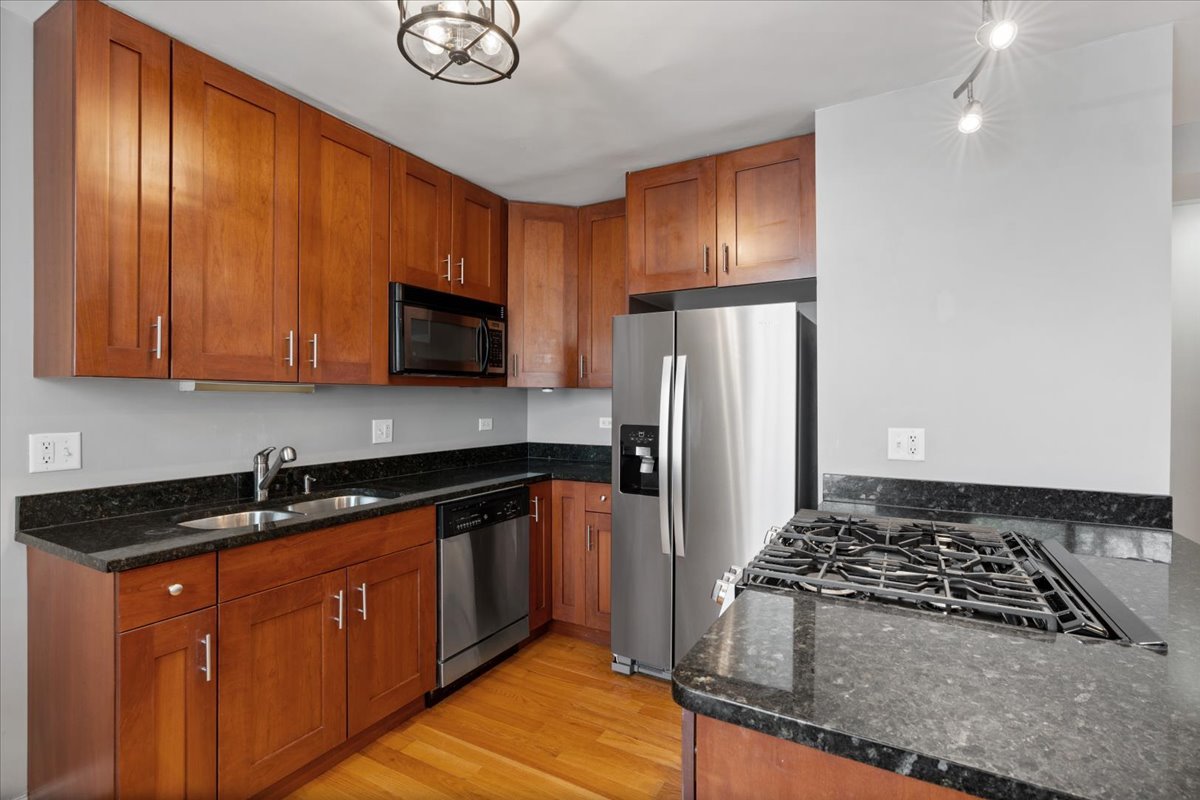 2307 West Haddon Avenue, Unit A Chicago, IL 60622 - Photo 8 of 17