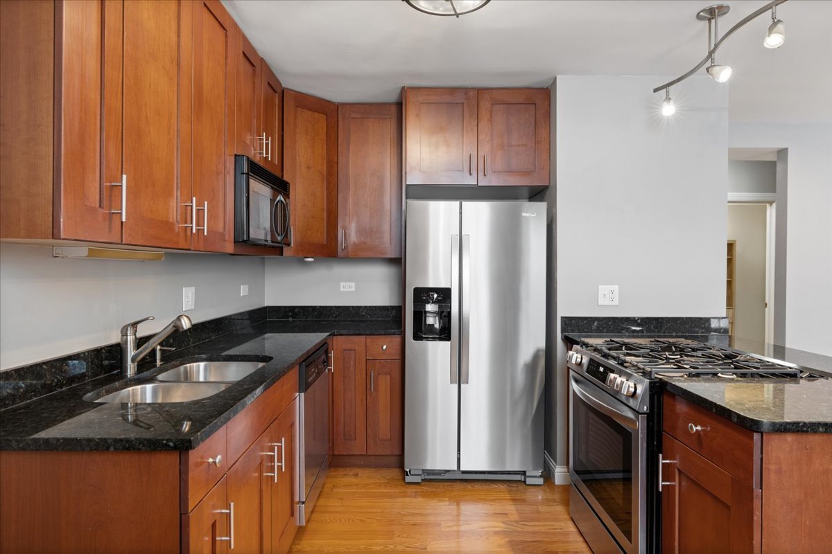 2307 West Haddon Avenue, Unit A Chicago, IL 60622 - Photo 9 of 17