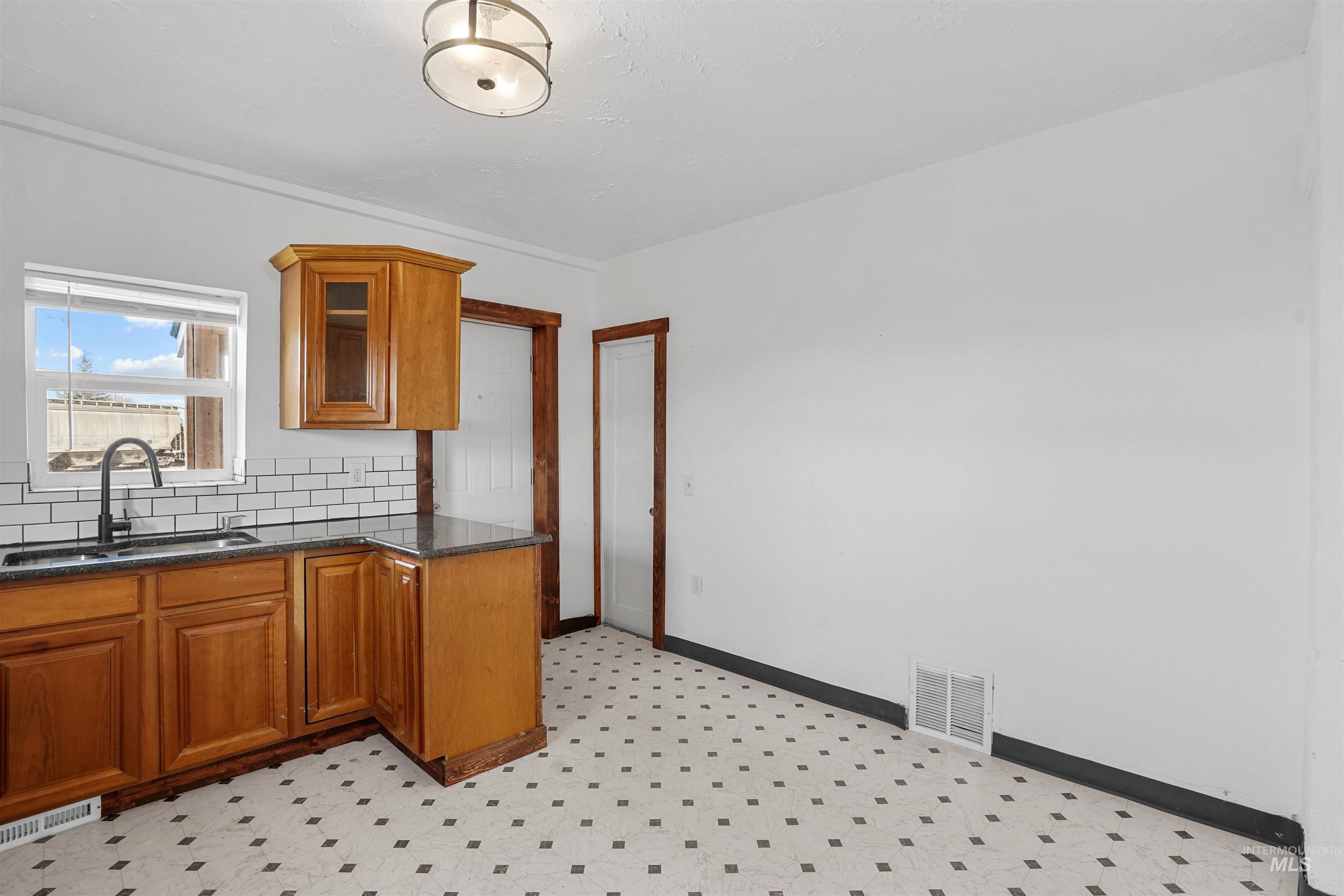 206 East 8th Street Rupert, ID 83350 - Photo 3 of 29