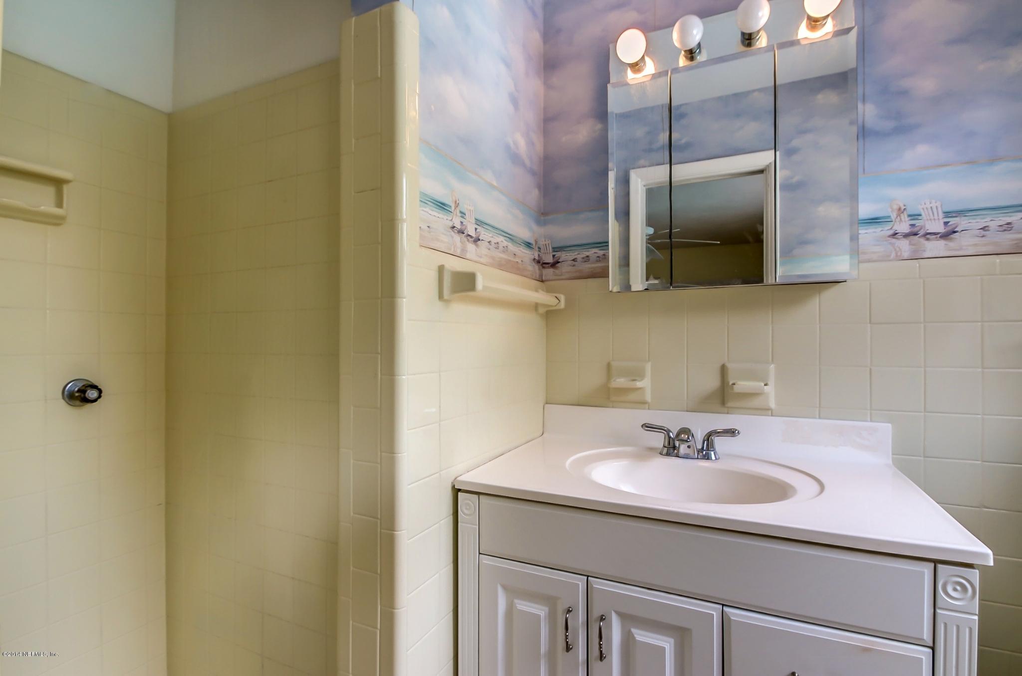 2716 Adele Road Jacksonville, FL 32216 - Photo 14 of 23 Guest Suite Bath 1