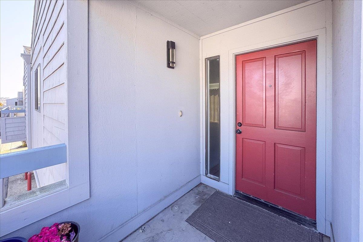 3095 Marina Drive, Unit 2 Marina, CA 93933 - Photo 8 of 25 an empty room with closet