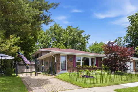 $450,000 | 2176 North Westmoreland Drive, Palatine, IL 60074