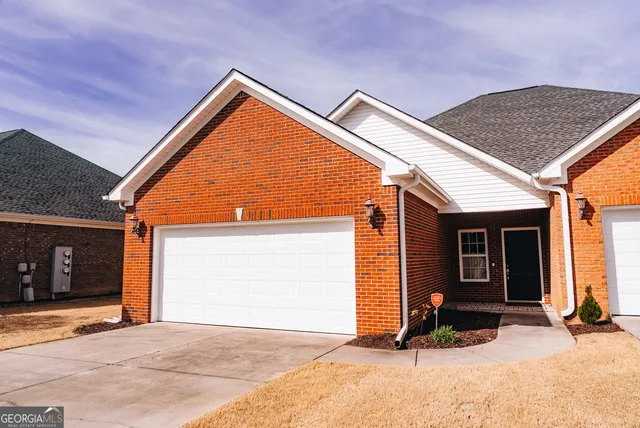 a view of backyard of the house