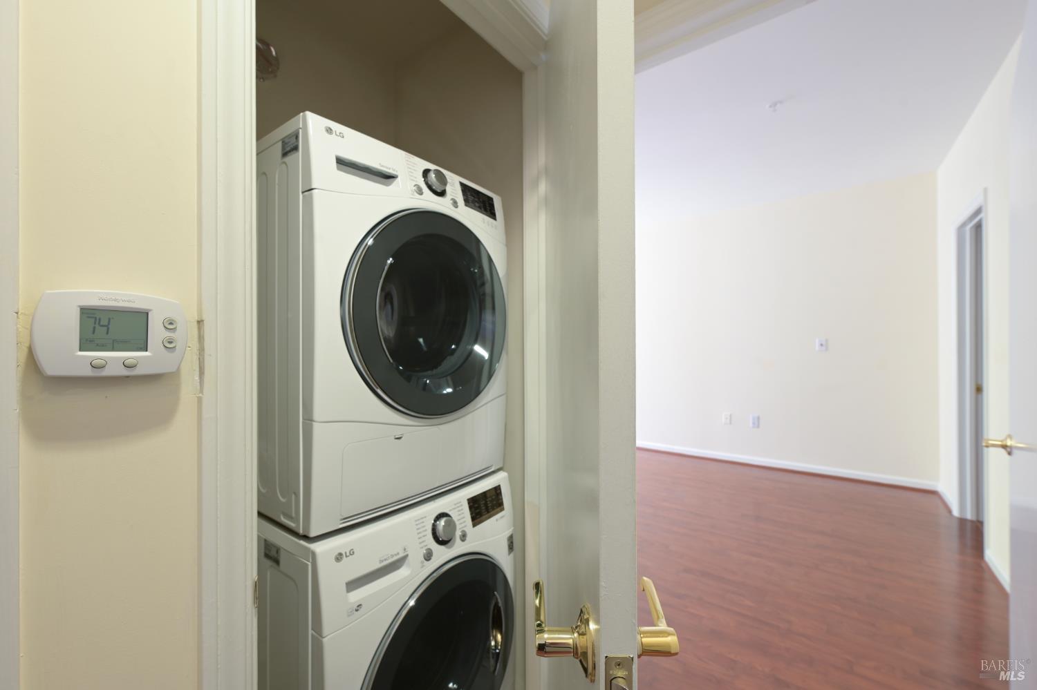 400 Deer Valley Road, Unit 2G San Rafael, CA 94903 - Photo 15 of 26 Yes, the door completely closes!