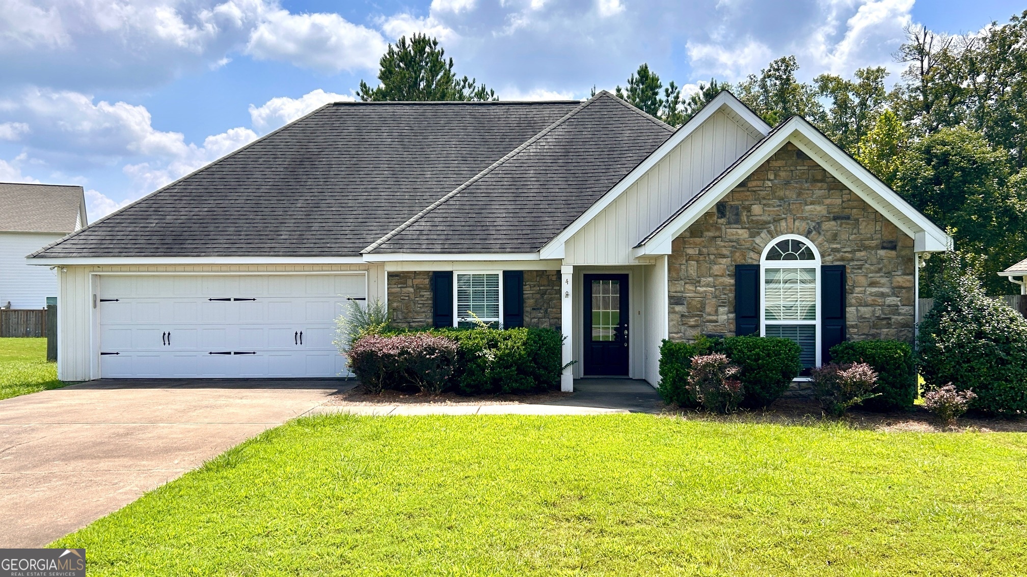 a view of a house with backyard and garden