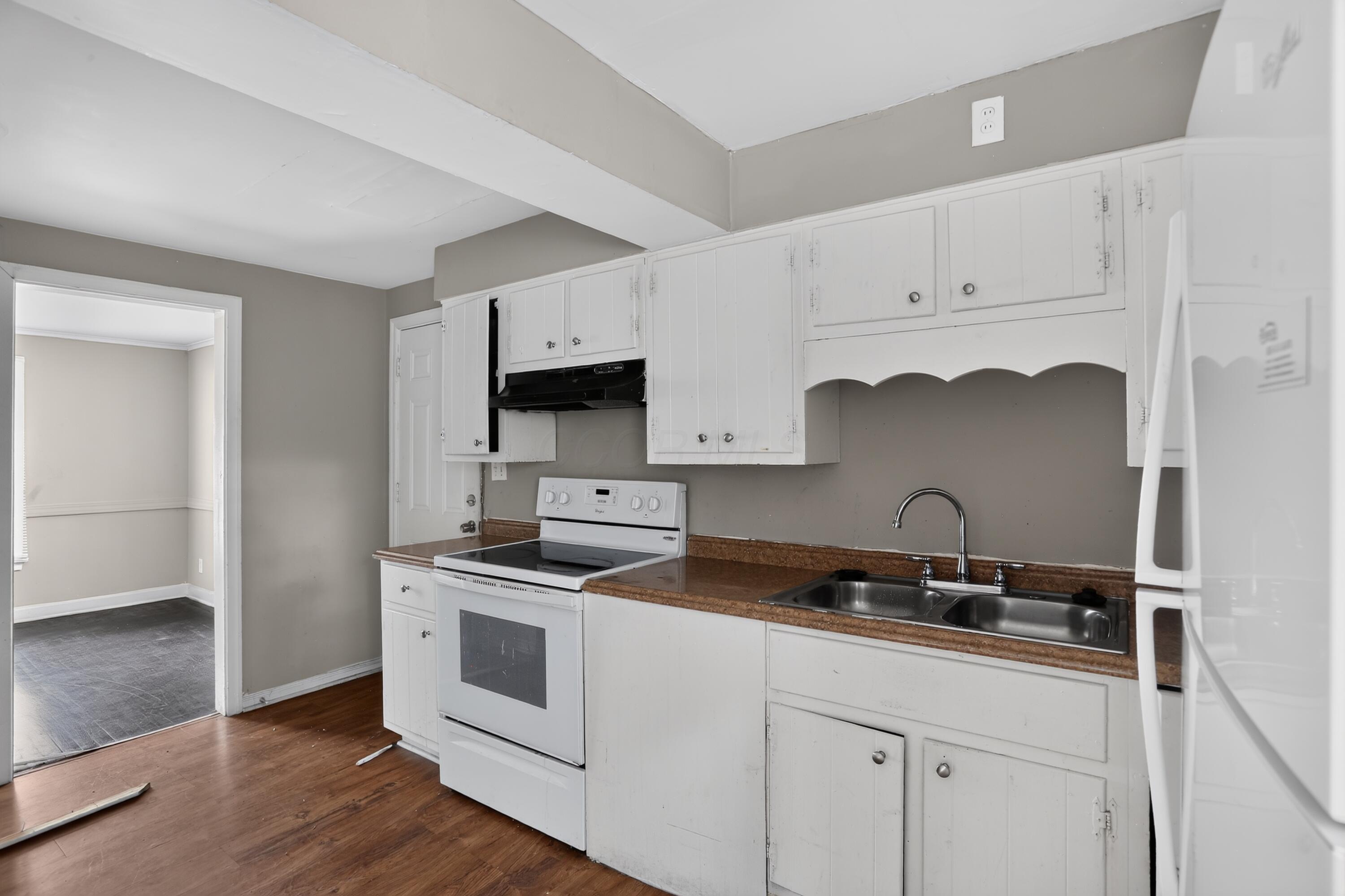 208 South James Road Columbus, OH 43213 - Photo 6 of 18 07_208_S_James_Rd-Kitchen-7064