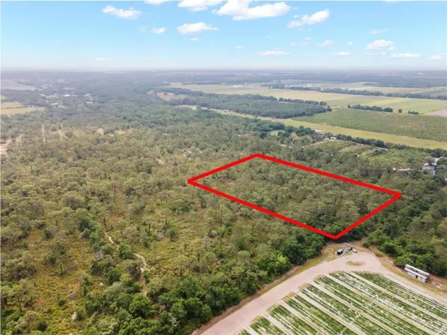 a view of a tennis court