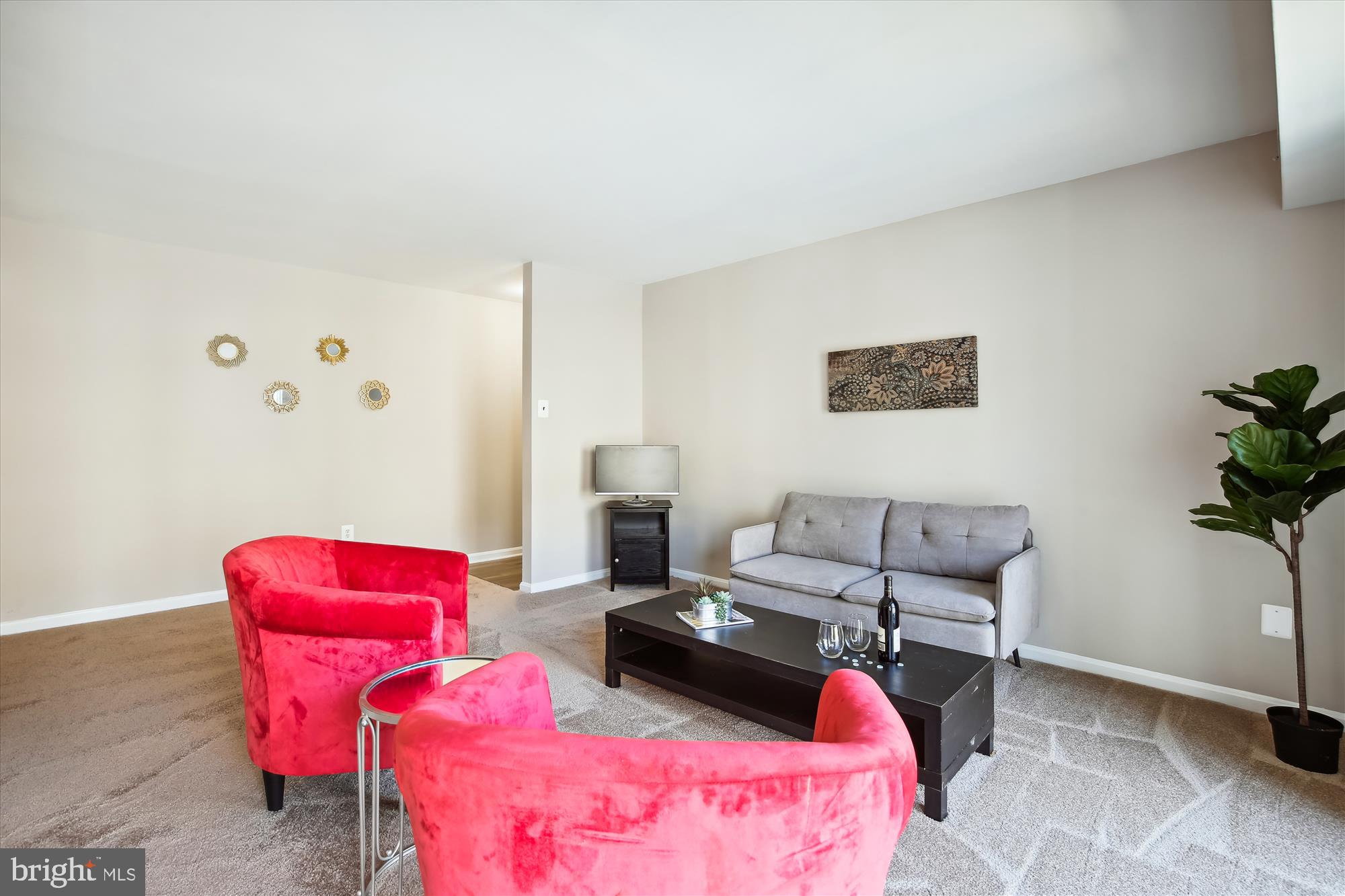 6143 Edsall Road, Unit H Alexandria, VA 22304 - Photo 5 of 18 a living room with furniture