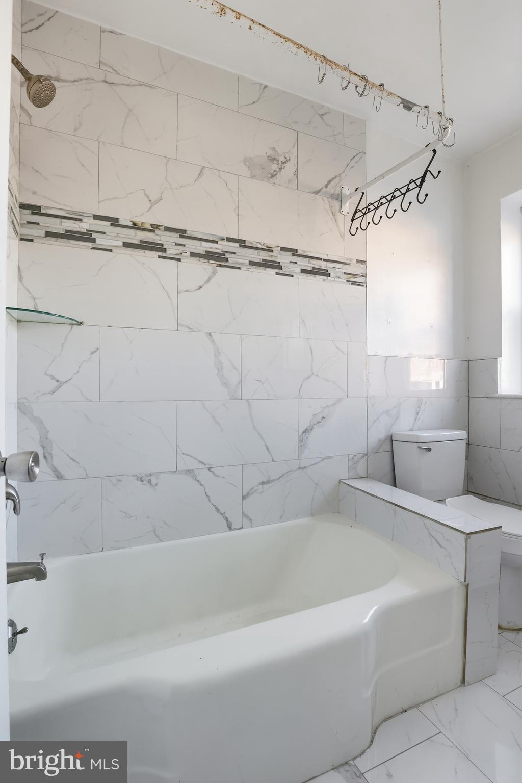 831 North 10th Street Reading, PA 19604 - Photo 19 of 33 a bathroom with a bathtub and a shower