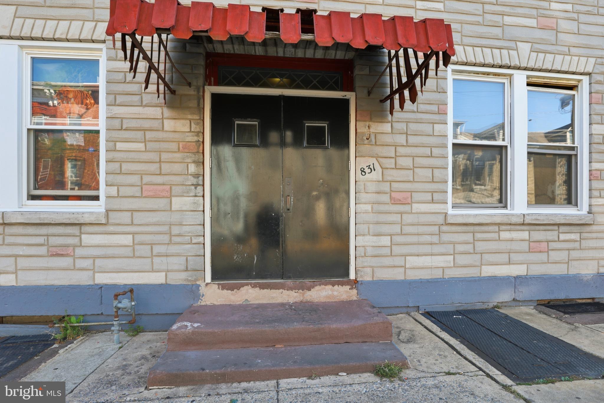 831 North 10th Street Reading, PA 19604 - Photo 10 of 33 a front view of a house
