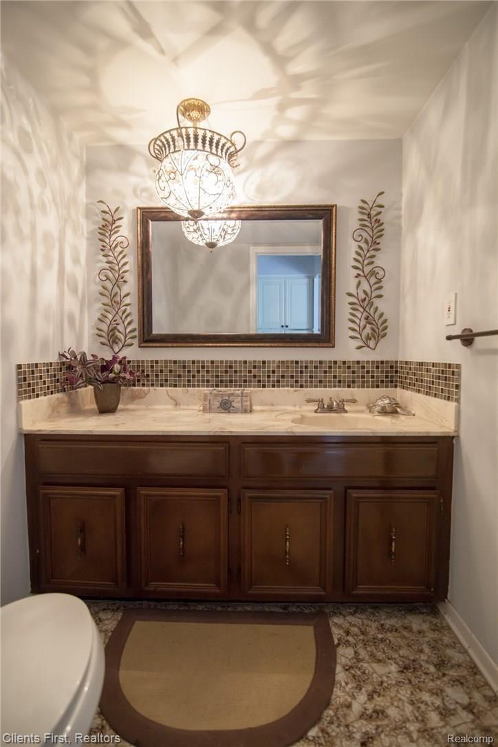 35501 Johnstown Road Farmington, MI 48335 - Photo 15 of 36 Half bath main floor