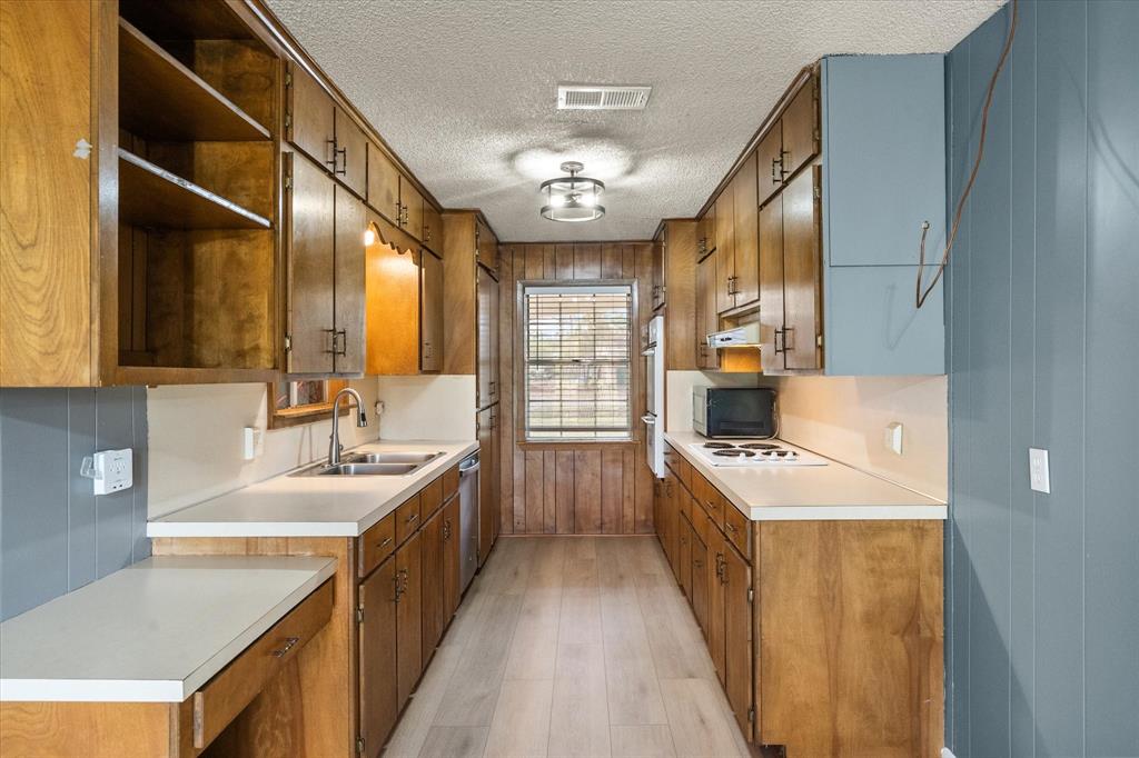 536 Robindale Lane Fairfield, TX 75840 - Photo 15 of 38 a kitchen with a stove a sink a refrigerator and a refrigerator