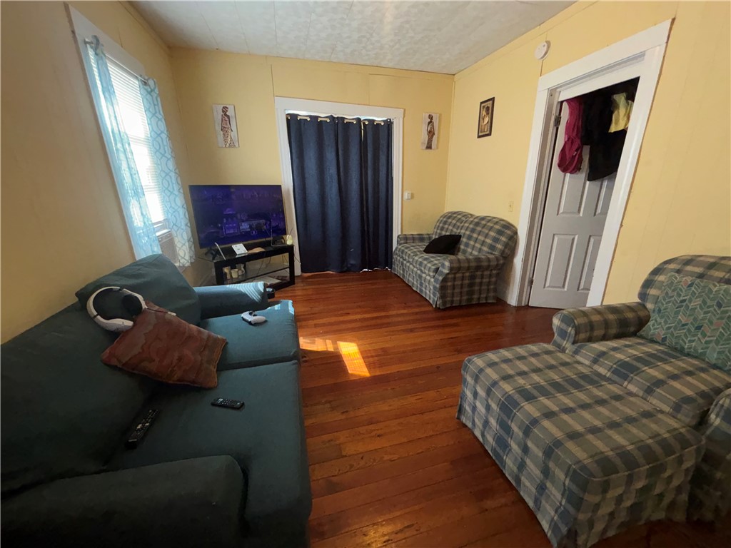 28 Cedar Street Rochester, NY 14611 - Photo 6 of 14 Living room