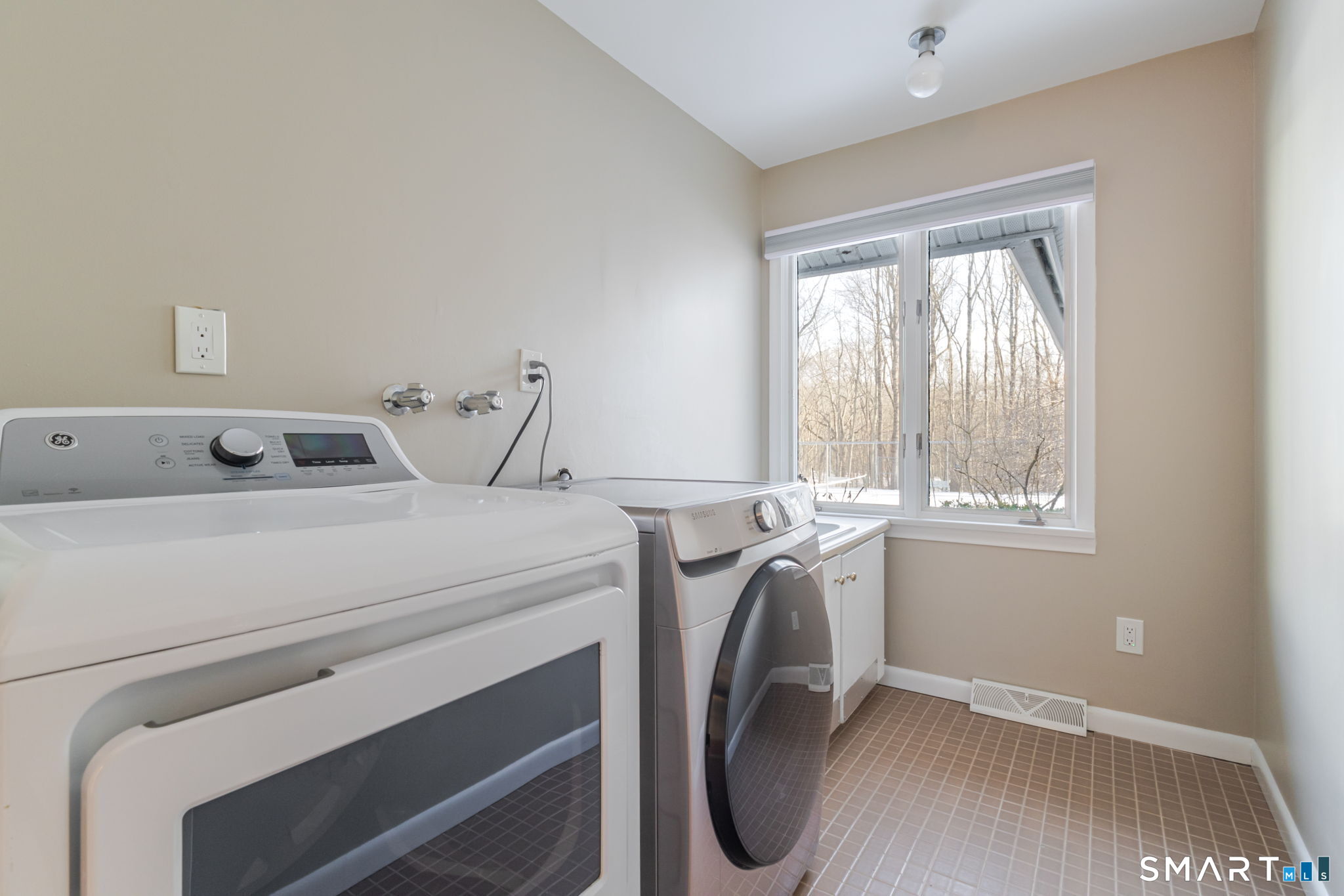 5 Mohawk Lane Woodbridge, CT 06525 - Photo 36 of 48 LAURNDY ROOM WITH SINK
