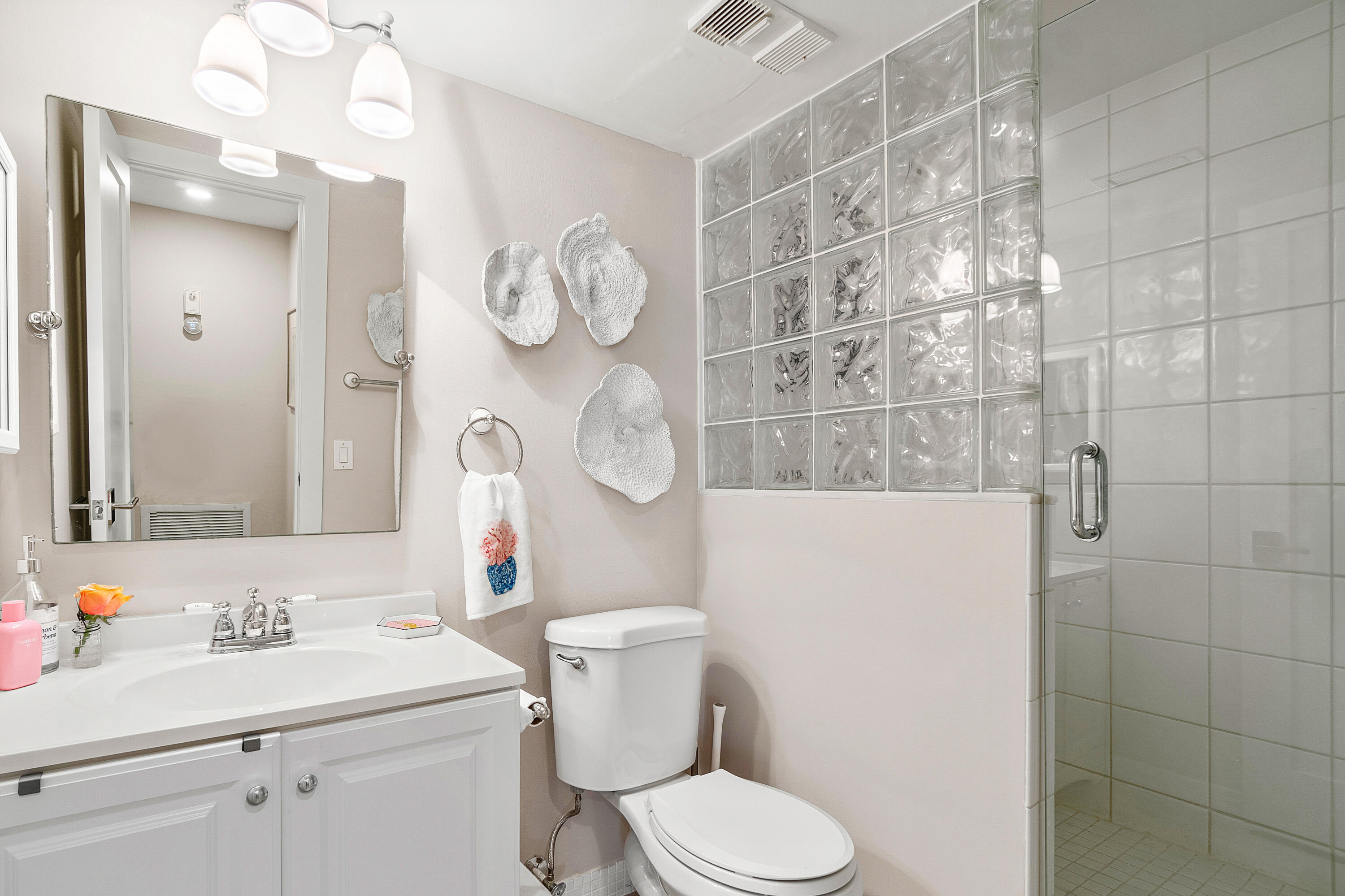 2805 Southwest 22nd Avenue, Unit 1040 Delray Beach, FL 33445 - Photo 5 of 17 Guest Bathroom
