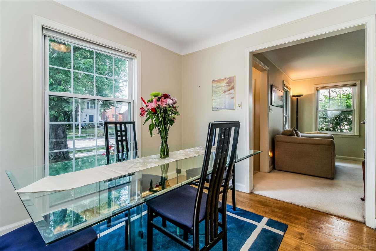 1552 Roslyn Road Grosse Pointe, MI 48236 - Photo 8 of 37 31353811-7.JPG