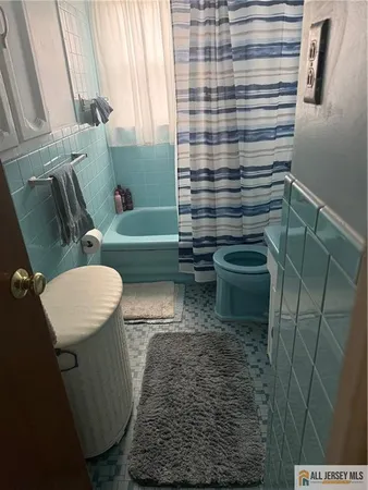 a view of livingroom with furniture