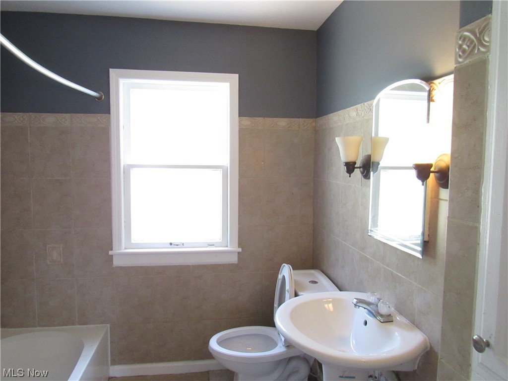 1901 Staunton Road Cleveland, OH 44118 - Photo 17 of 27 Bathroom
