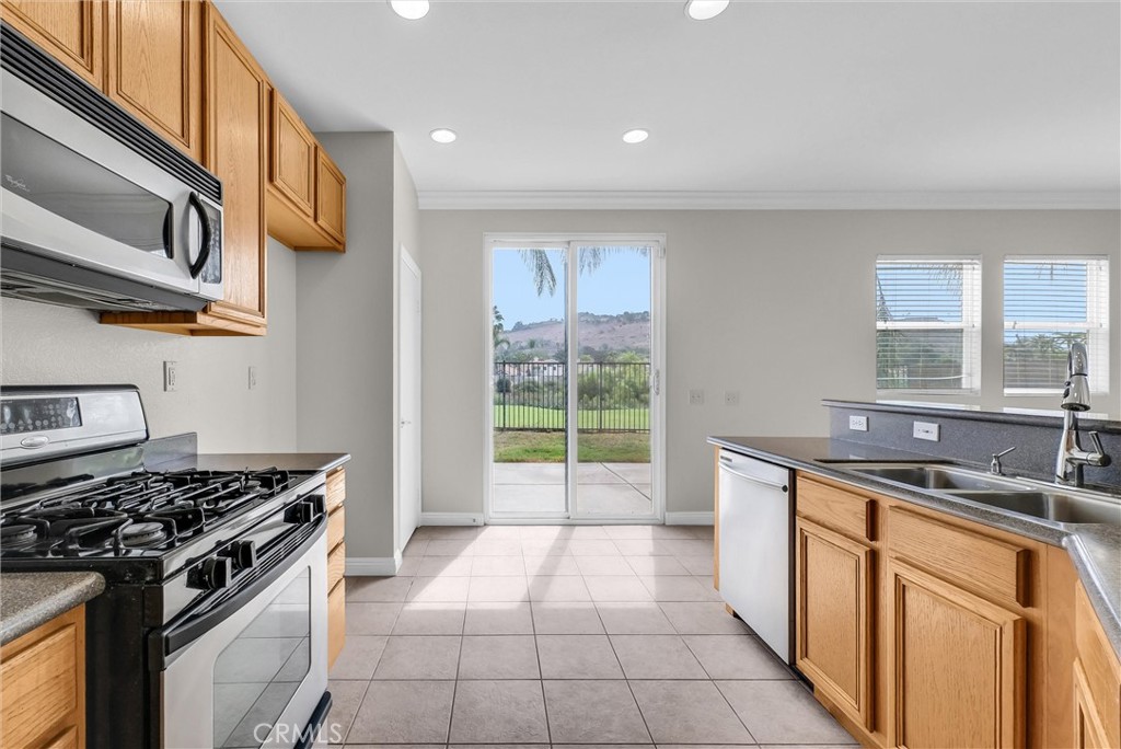 5654 Mapleview Drive Riverside, CA 92509 - Photo 10 of 31