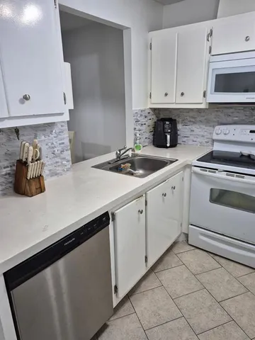 $1,700 | 560 Southeast 2nd Avenue, Unit H2, Deerfield Beach, FL 33441