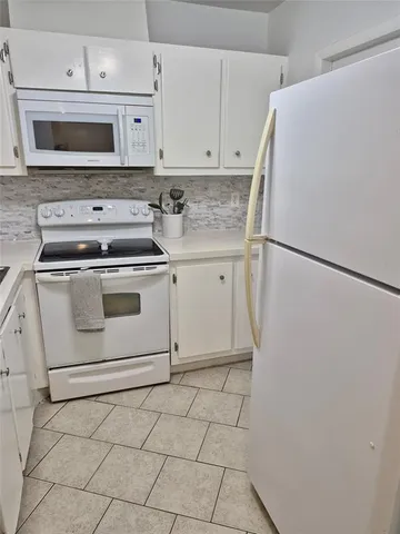 $1,700 | 560 Southeast 2nd Avenue, Unit H2, Deerfield Beach, FL 33441