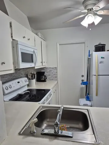 $1,700 | 560 Southeast 2nd Avenue, Unit H2, Deerfield Beach, FL 33441