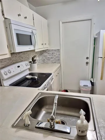 $1,700 | 560 Southeast 2nd Avenue, Unit H2, Deerfield Beach, FL 33441