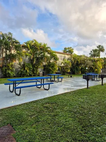 $1,700 | 560 Southeast 2nd Avenue, Unit H2, Deerfield Beach, FL 33441