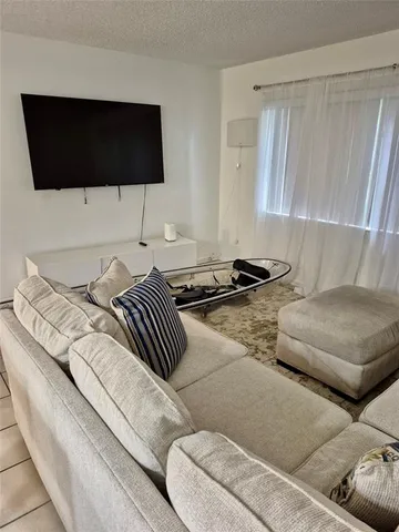 $1,700 | 560 Southeast 2nd Avenue, Unit H2, Deerfield Beach, FL 33441