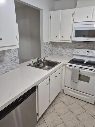 $1,700 | 560 Southeast 2nd Avenue, Unit H2, Deerfield Beach, FL 33441