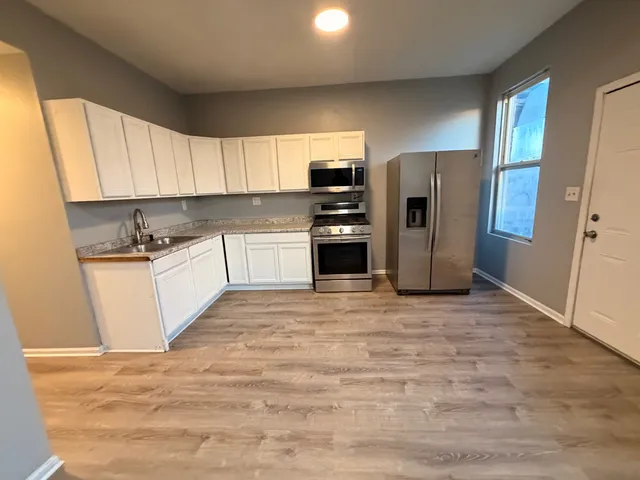 $2,000 | 3917 West Van Buren Street, Unit 2, Chicago, IL 60624