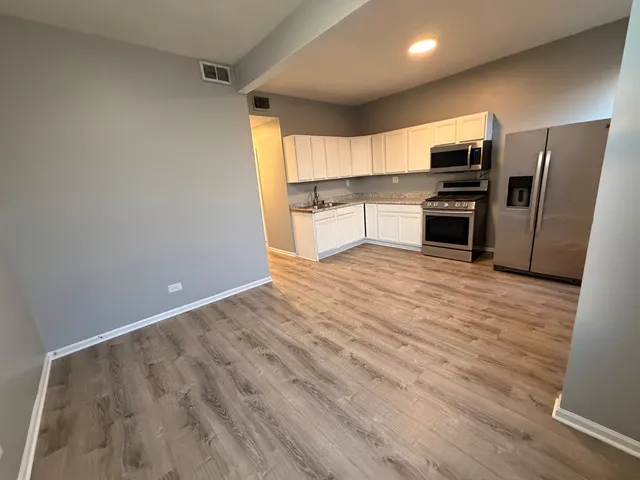 $2,000 | 3917 West Van Buren Street, Unit 2, Chicago, IL 60624