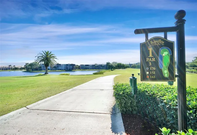 a view of yard with green space
