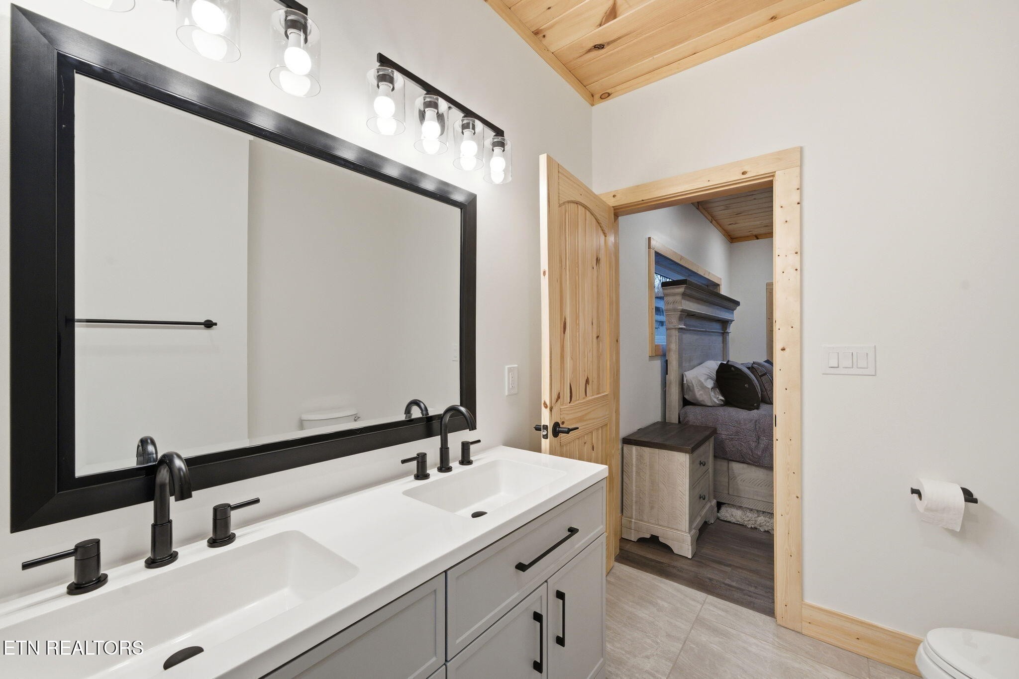638 Ridge Top Loop Gatlinburg, TN 37738 - Photo 11 of 37 a bathroom with a sink and a mirror