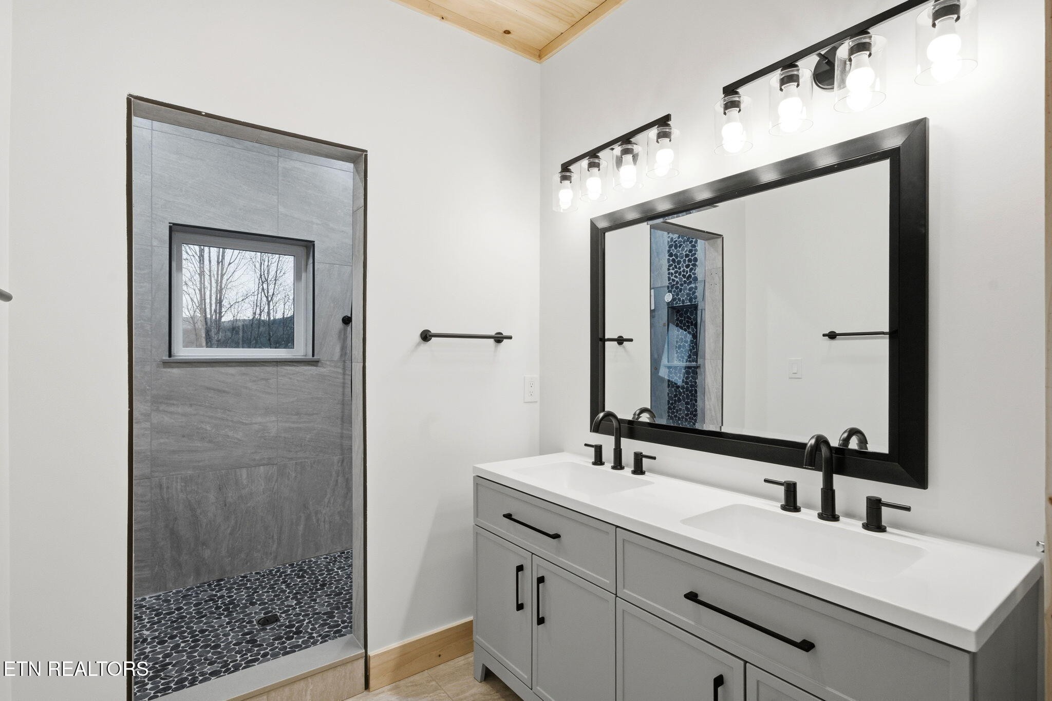 638 Ridge Top Loop Gatlinburg, TN 37738 - Photo 13 of 37 a bathroom with a sink vanity and mirror