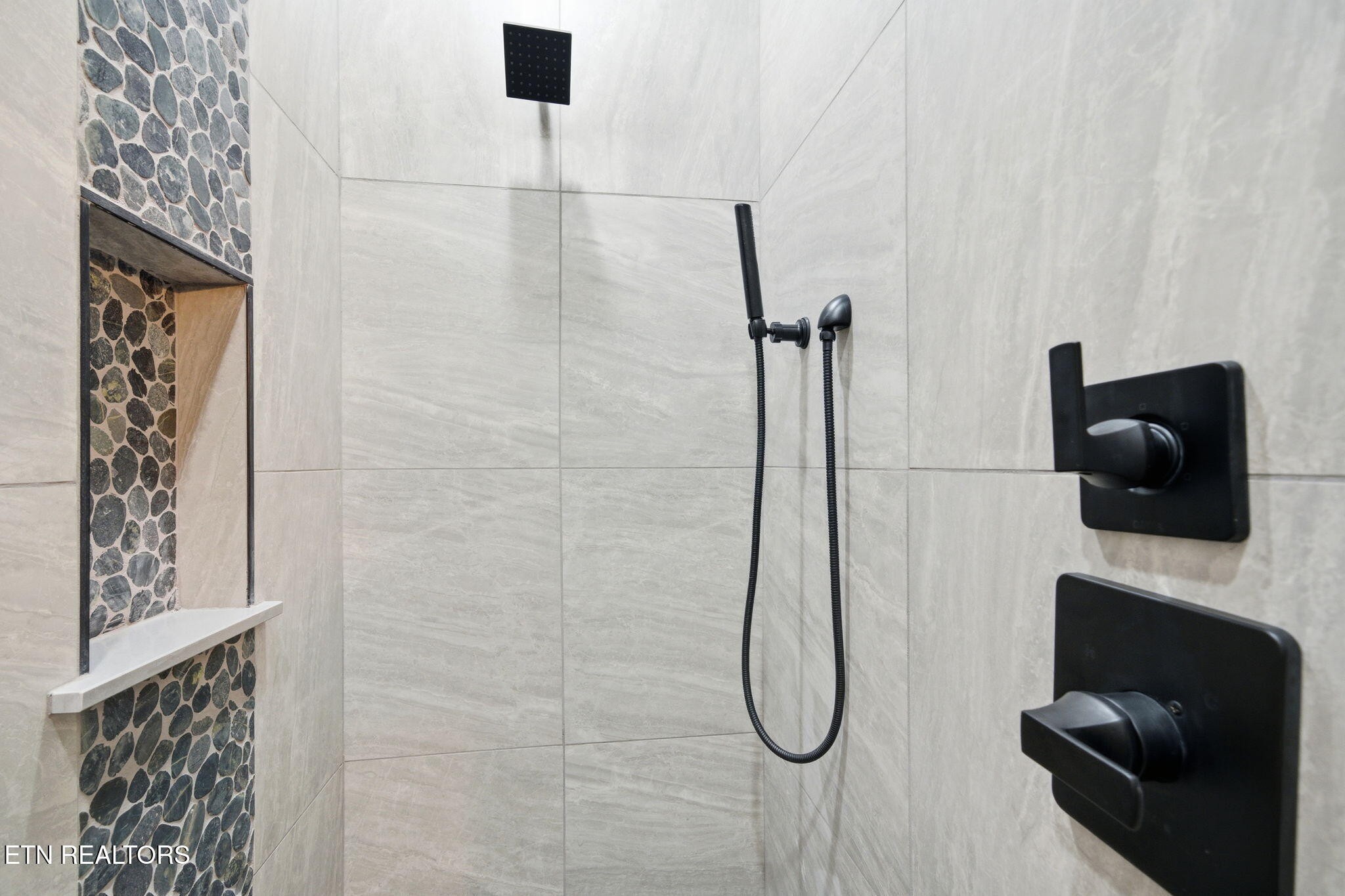 638 Ridge Top Loop Gatlinburg, TN 37738 - Photo 14 of 37 a bathroom with a shower