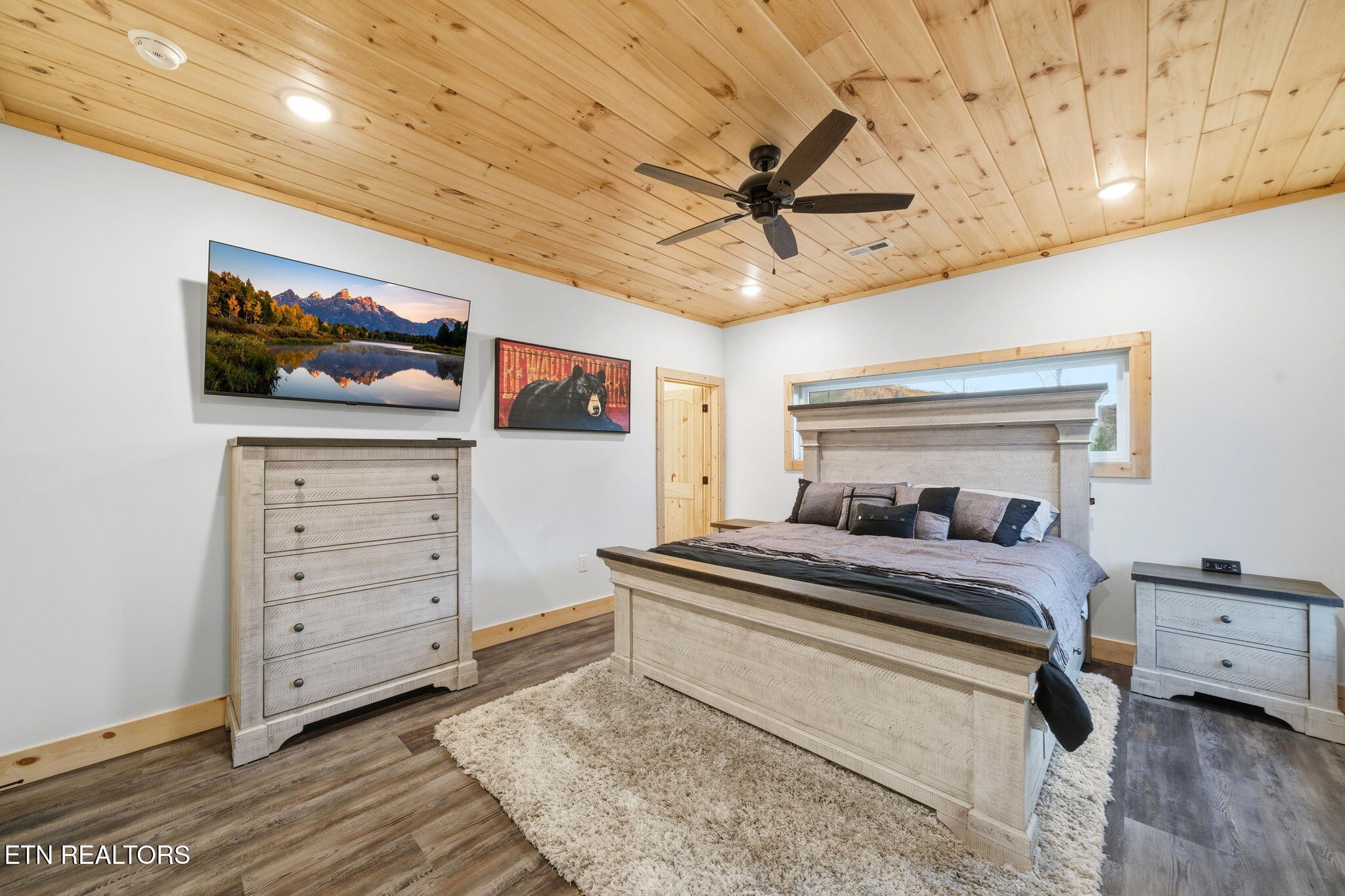 638 Ridge Top Loop Gatlinburg, TN 37738 - Photo 17 of 37 a bedroom with a bed and a flat screen tv