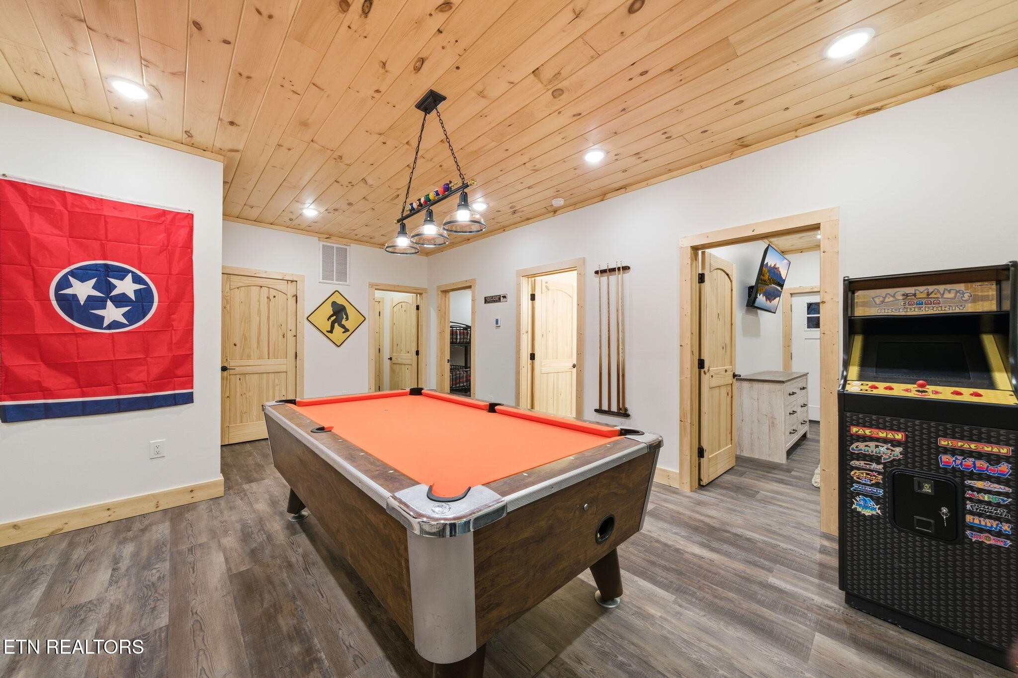 638 Ridge Top Loop Gatlinburg, TN 37738 - Photo 19 of 37 a room with table chairs and wooden floor