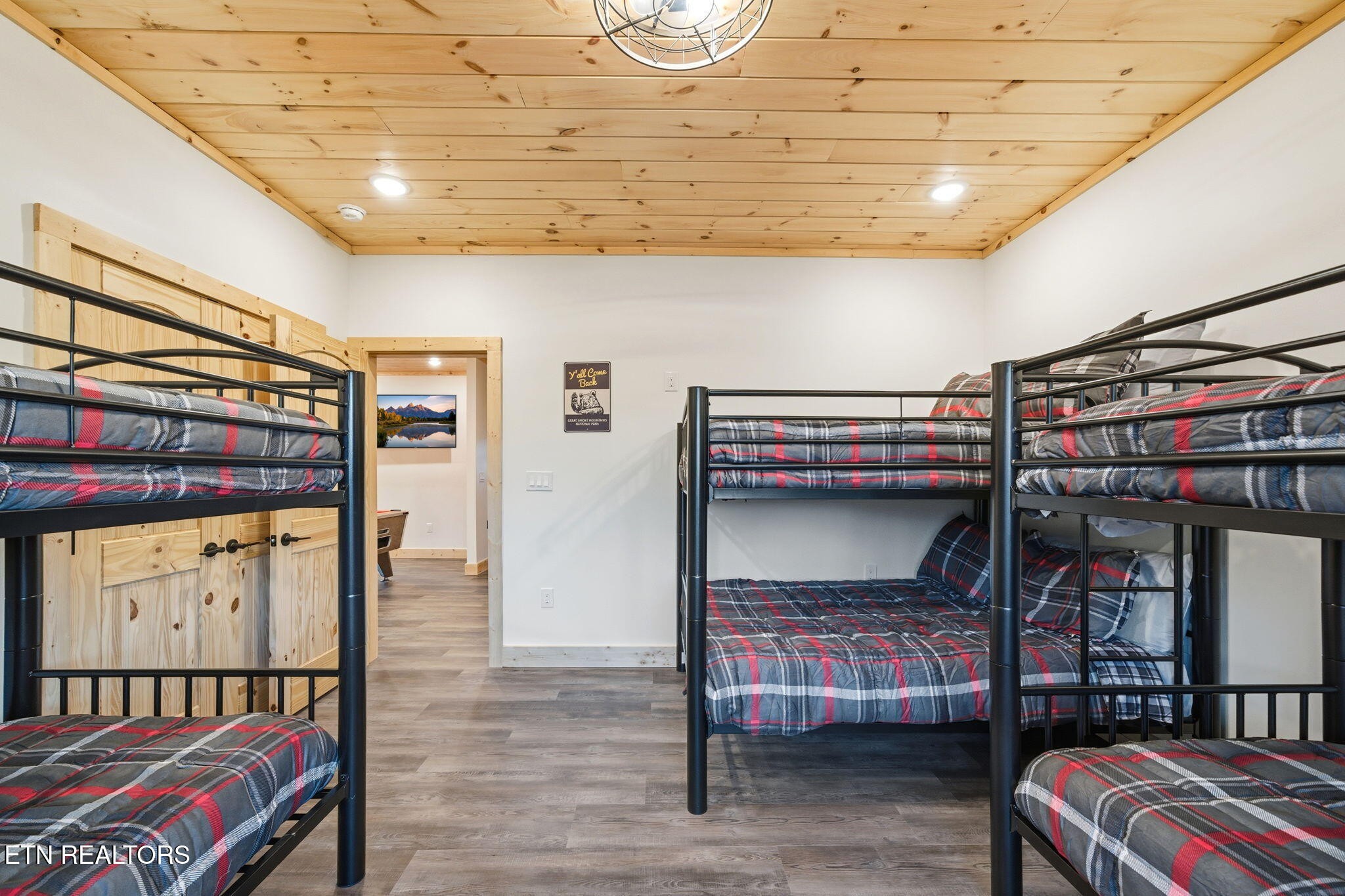 638 Ridge Top Loop Gatlinburg, TN 37738 - Photo 21 of 37 a bedroom with bunk bed and a window