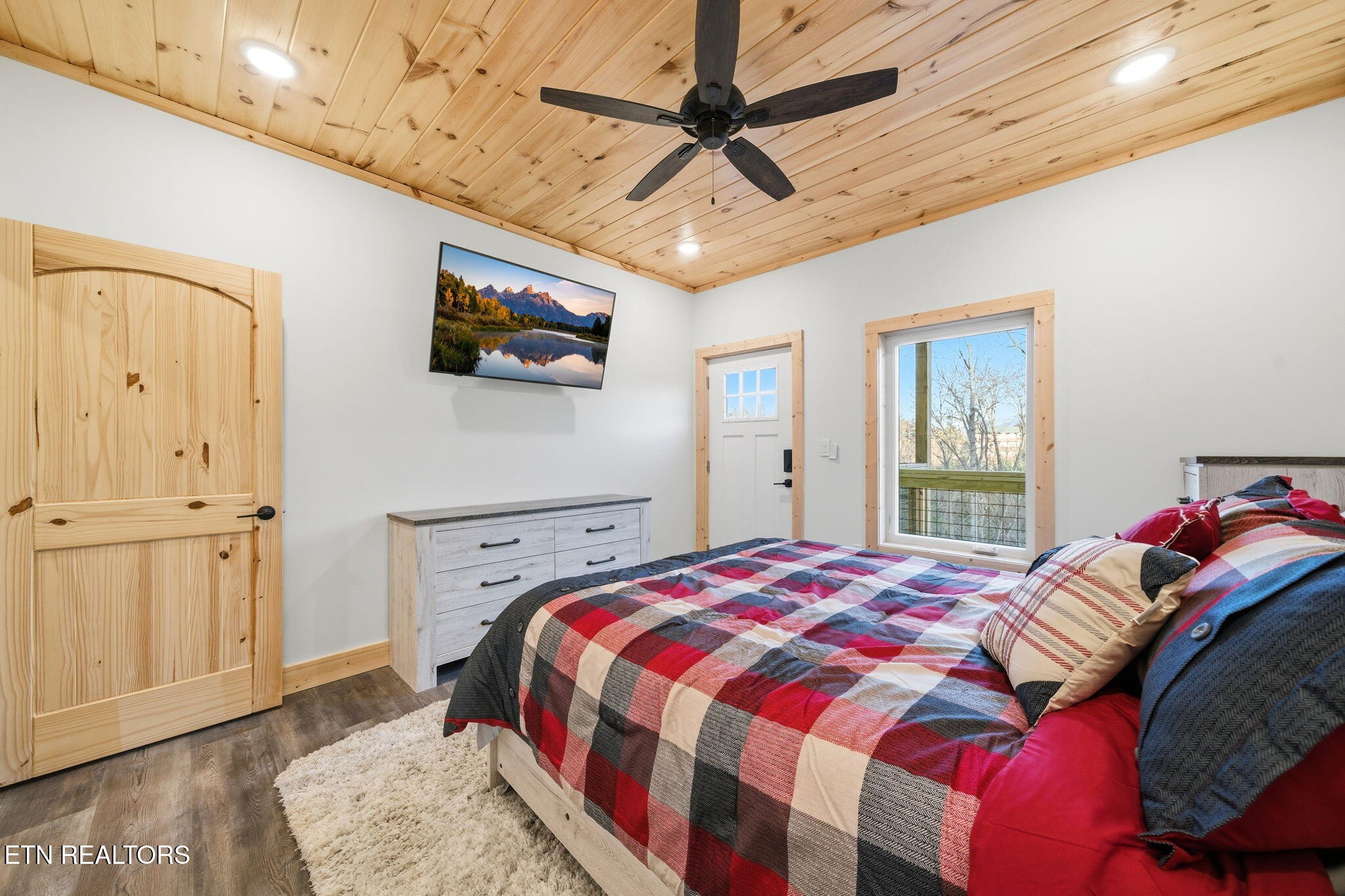 638 Ridge Top Loop Gatlinburg, TN 37738 - Photo 23 of 37 a bedroom with a bed and a chandelier