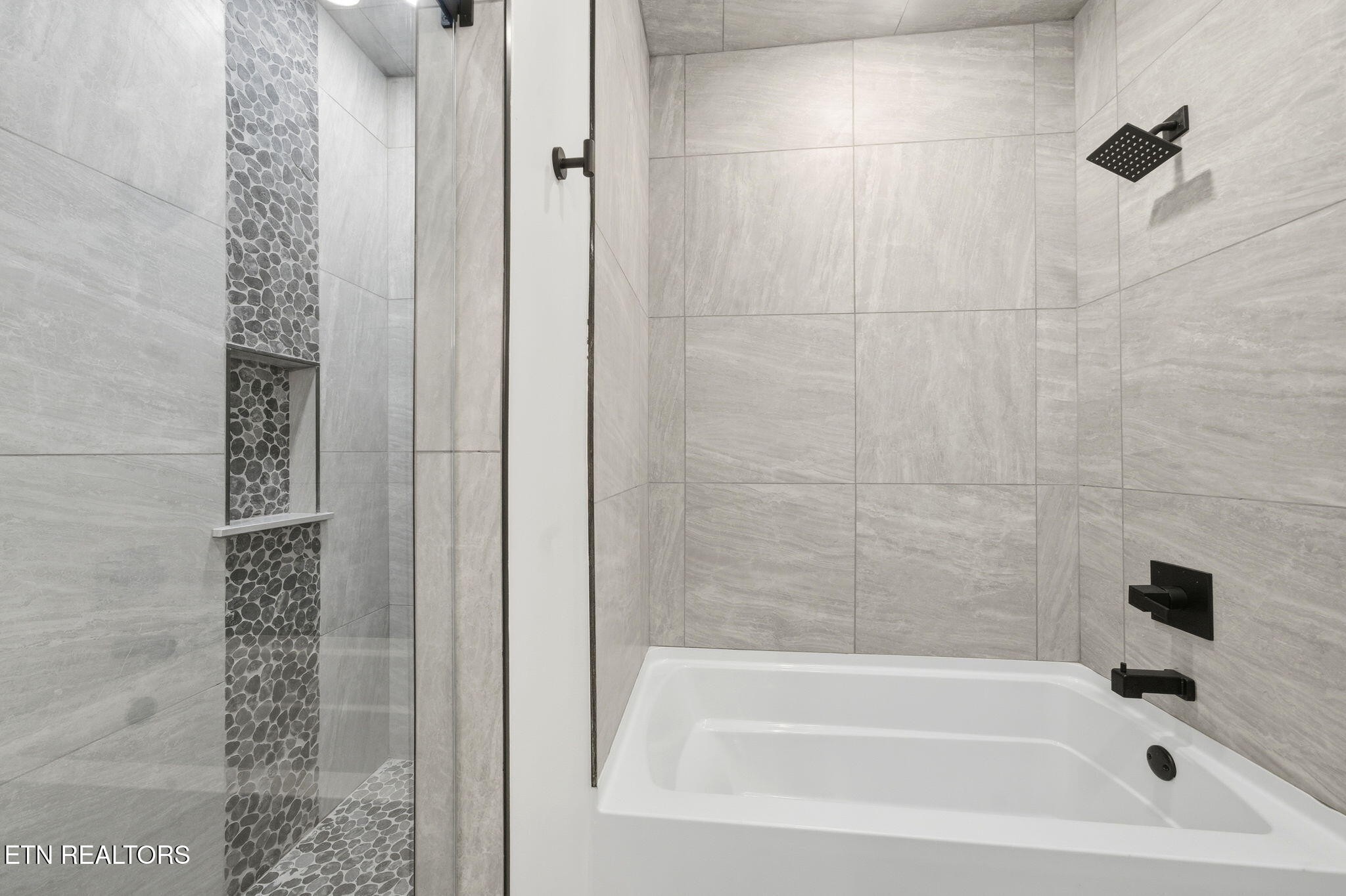 638 Ridge Top Loop Gatlinburg, TN 37738 - Photo 26 of 37 a bathroom with a bathtub