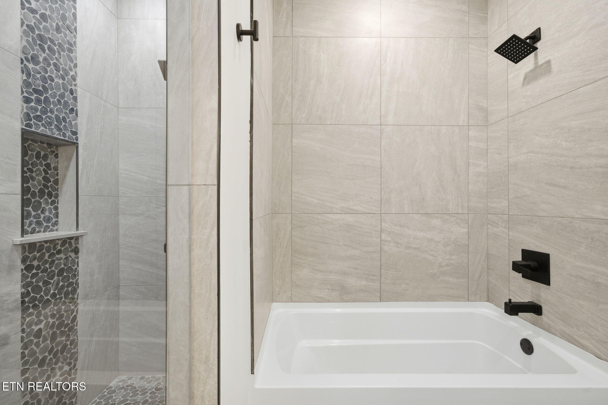 638 Ridge Top Loop Gatlinburg, TN 37738 - Photo 27 of 37 a bathroom with a bathtub