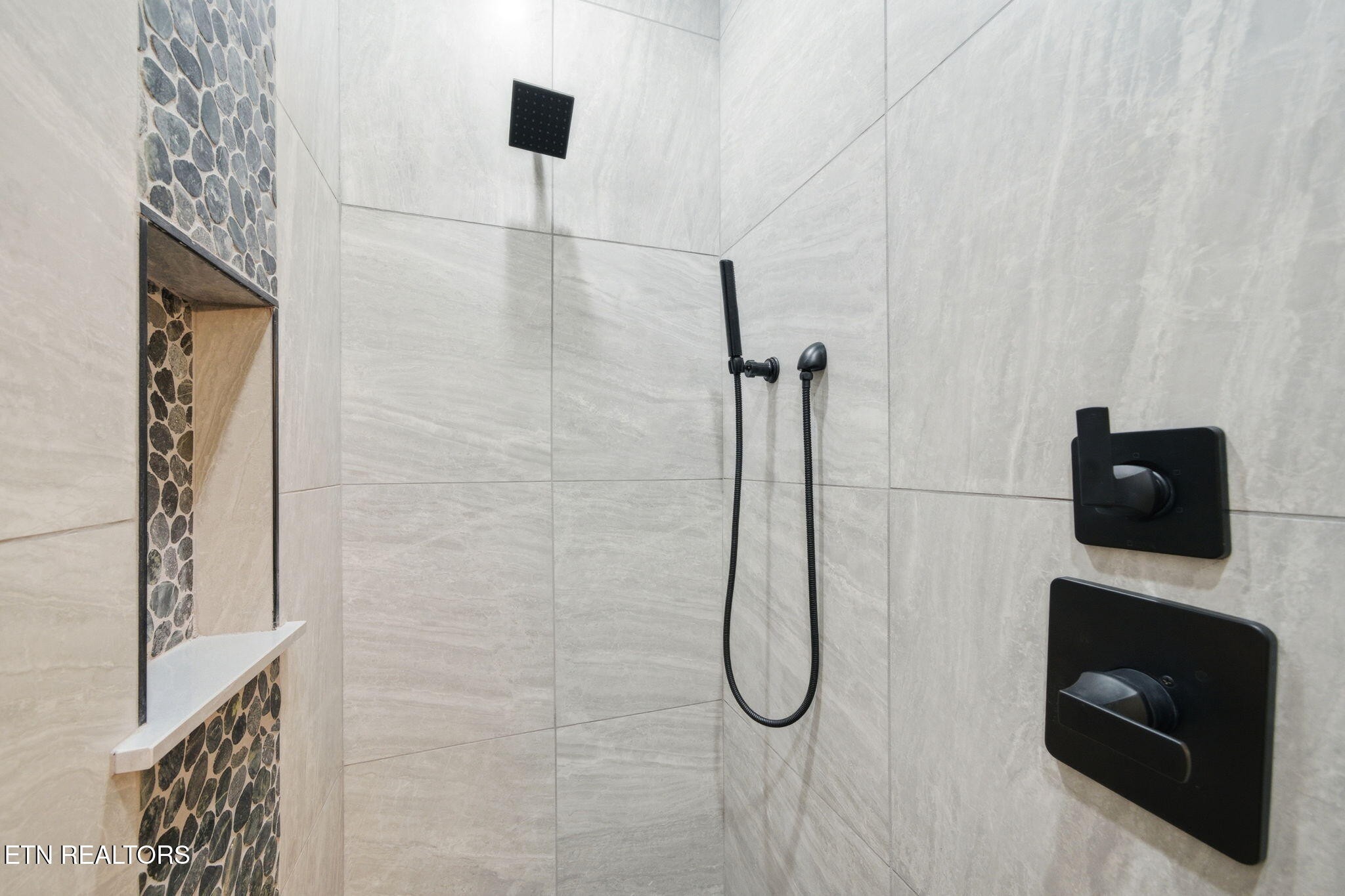 638 Ridge Top Loop Gatlinburg, TN 37738 - Photo 10 of 37 a bathroom with a shower