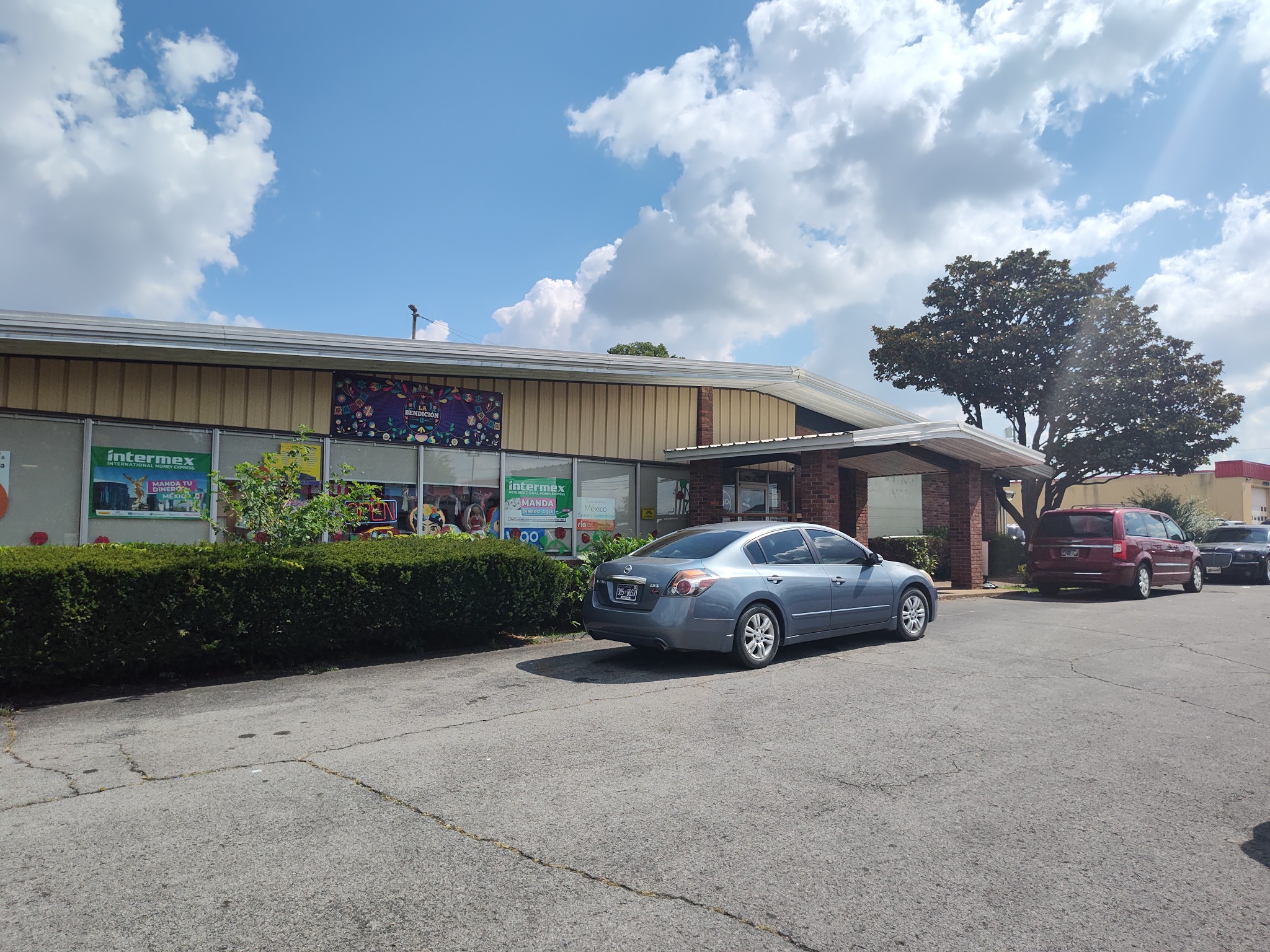 1706 Memorial Boulevard Springfield, TN 37172 - Photo 4 of 6 a front view of a house with a garden
