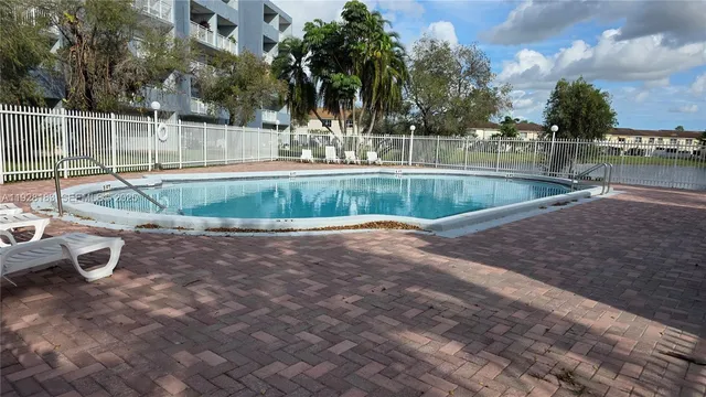 $2,900 | 9375 Fontainebleau Boulevard, Unit L420, Miami, FL 33172